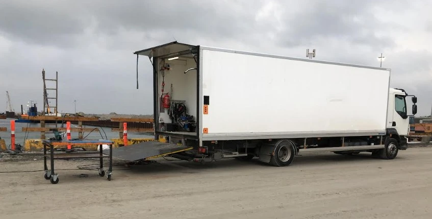 Billede af en 10 meter last fyldt med værktøj.